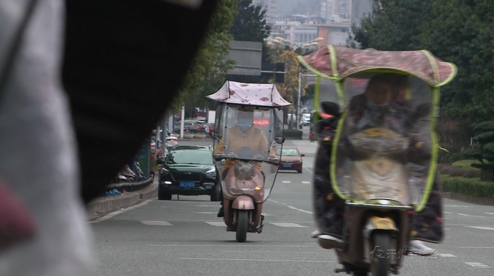 “半岛官方下载入口”电动车加装雨棚不安全还违法，开州交警见一个拆一个(图3)