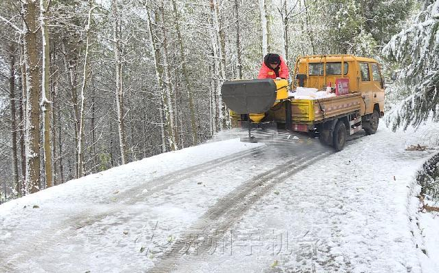 开州高山道路积雪，交通部门来铲雪撒盐、装铁锁链：开元体育官方版最新下载(图5)