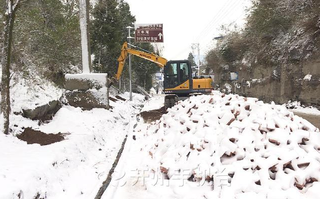 ‘雷火电竞在线登录官网’开州高山道路积雪，交通部门来铲雪撒盐、装铁锁链(图6)