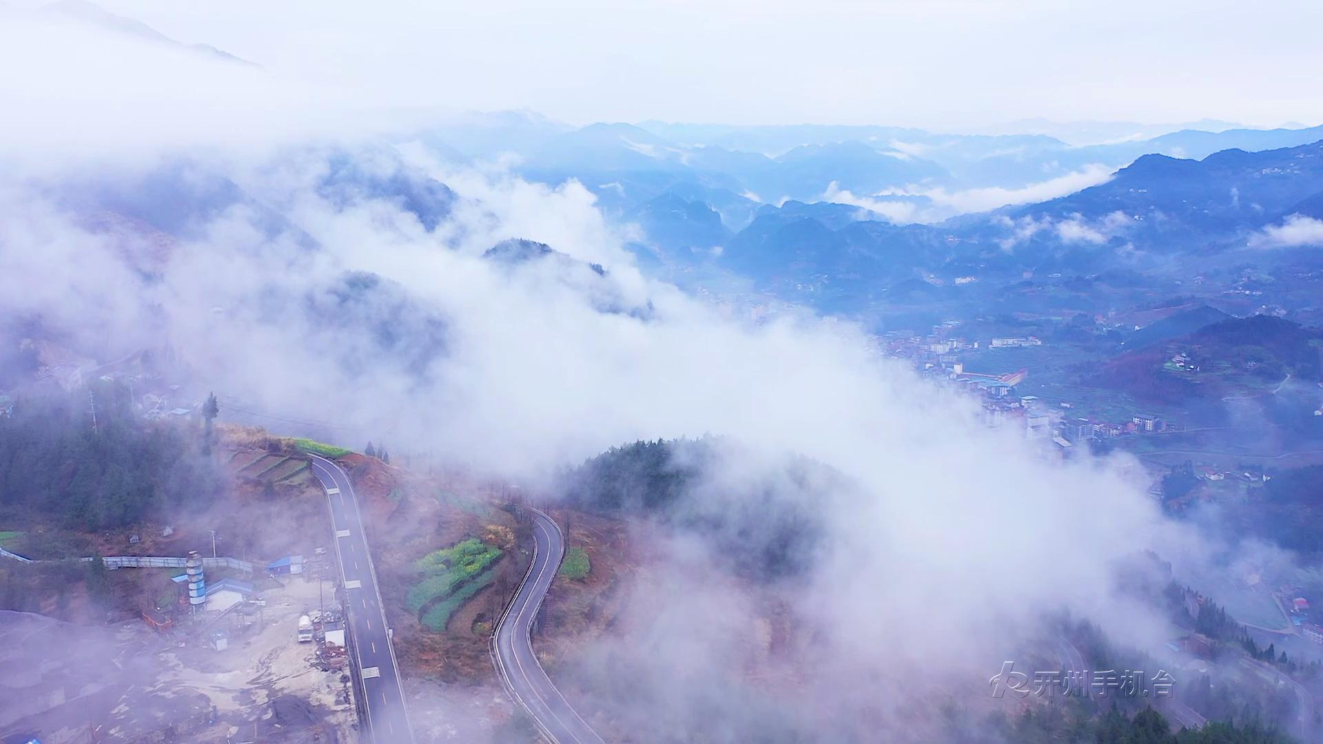 开州大进镇：云雾“撩”群山 大地如仙境：im电竞官方网站(图6)