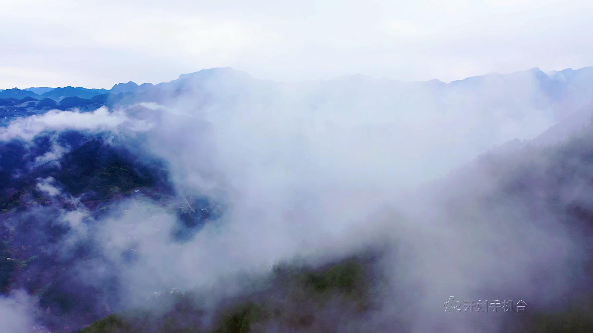 雷火电竞官方网站-开州大进镇：云雾“撩”群山 大地如仙境(图3)