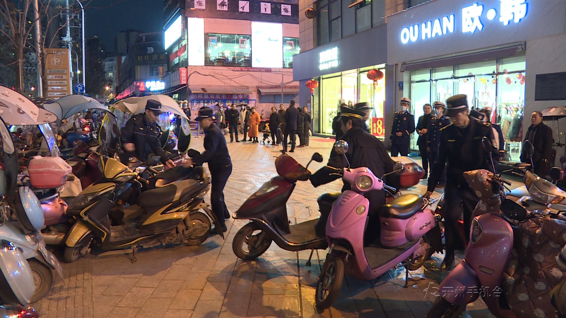 【半岛彩票·中国官方网站】开州开小车的骑电动车的注意了！车不能停在这个地方(图2)