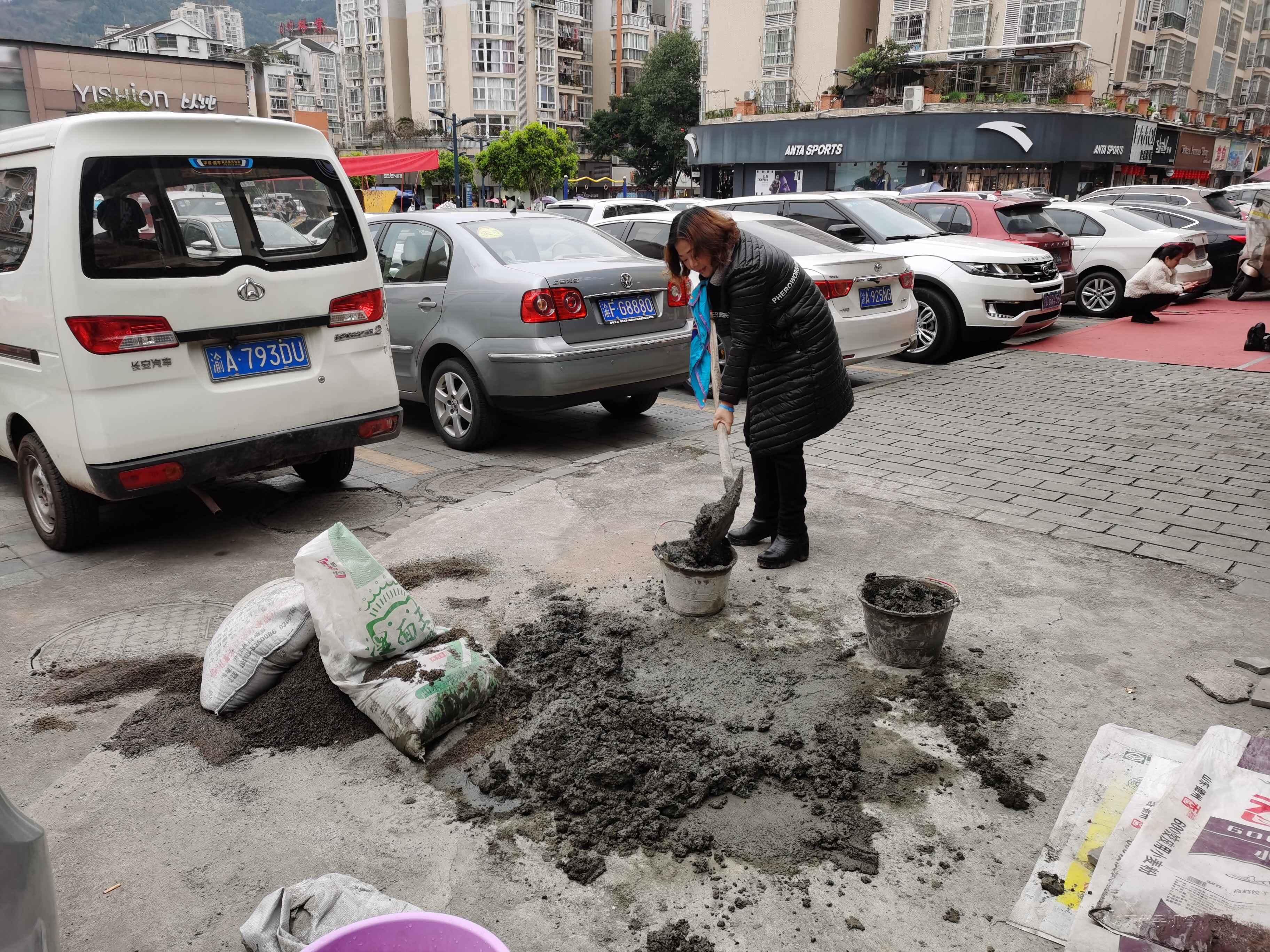 汉丰街道锦程社工作人员为居民自治铺“便民路”“半岛官方下载入口”(图2)