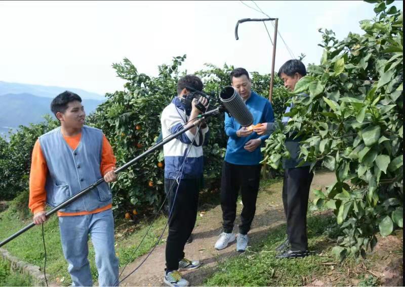 《雾都夜话》栏目组来开州取景拍摄短剧“环球体育官网入口登录”(图4)