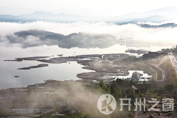 雷火电竞在线登录官网|汉丰湖呈现迷人滩涂风光(图1)