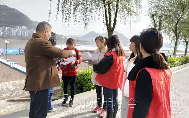 3·22世界水日！汉丰街道百成社区开展“节约水资源责任人人有”宣传活动|雷火电竞首页(图2)