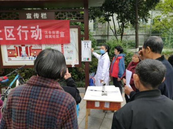 雷火电竞首页_汉丰街道迎宾社区为65岁以上老人体检及解答健康问题(图2)