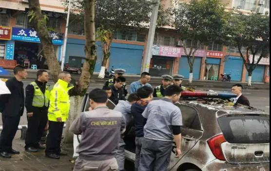 开州交巡警集中清理“僵尸车”，在禁停区域内停车的就遭了“Kaiyun官方网”(图8)