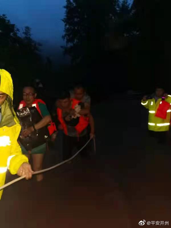 开州南雅：暴雨引发山洪，三个被困车中，水势淹至方向盘！|乐鱼全站网站登录首页(图2)