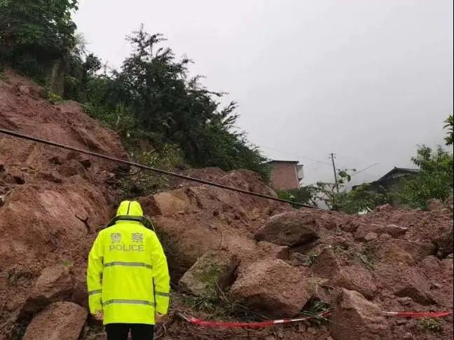 开州遭遇暴雨袭击，暴雨中你们的样子真帅！|泛亚电竞官方入口(图12)