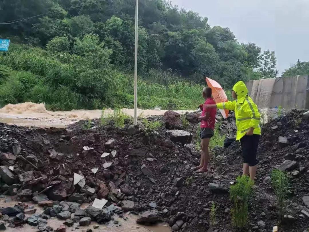 开州遭遇暴雨袭击，暴雨中你们的样子真帅！：泛亚电竞官方入口(图13)