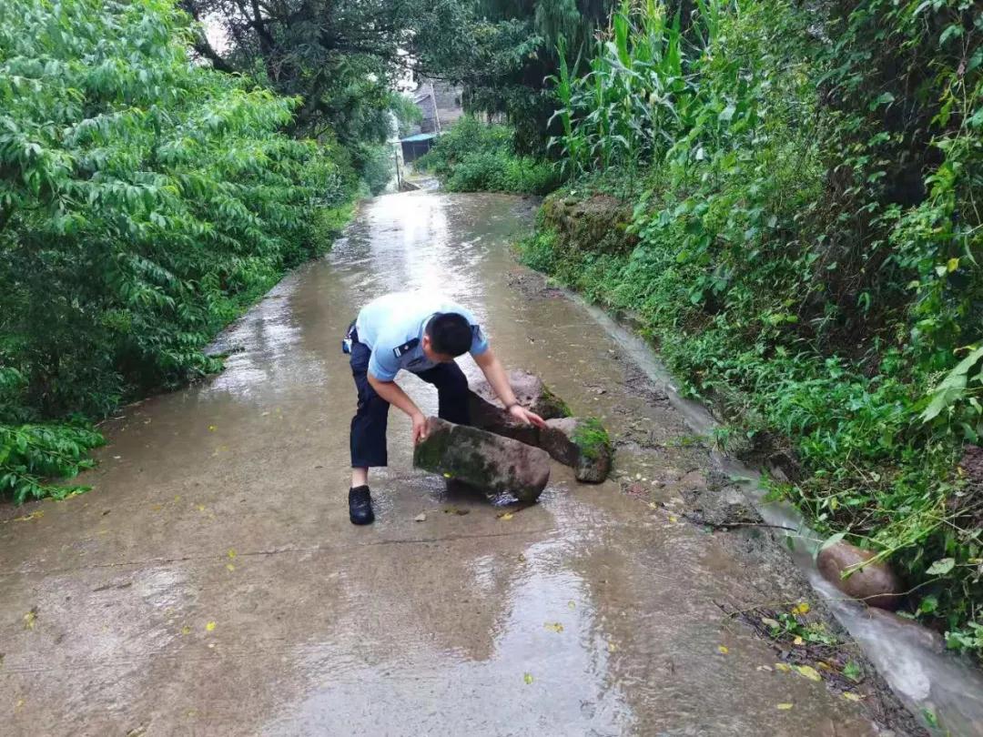 开州遭遇暴雨袭击，暴雨中你们的样子真帅！：泛亚电竞官方入口(图8)