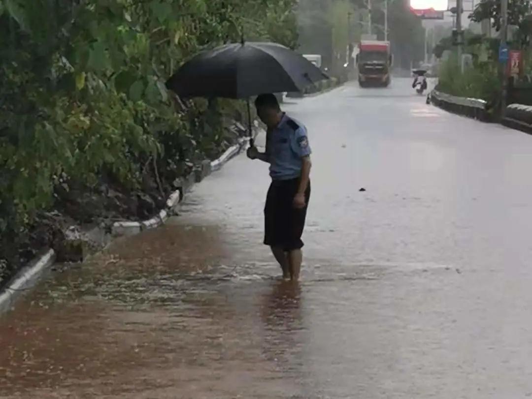 开州遭遇暴雨袭击，暴雨中你们的样子真帅！：泛亚电竞官方入口(图9)