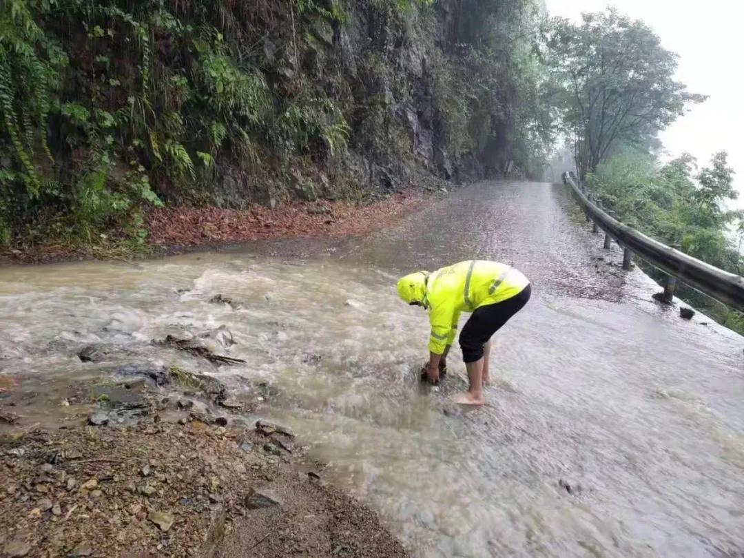 ‘泛亚电竞’开州遭遇暴雨袭击，暴雨中你们的样子真帅！(图7)