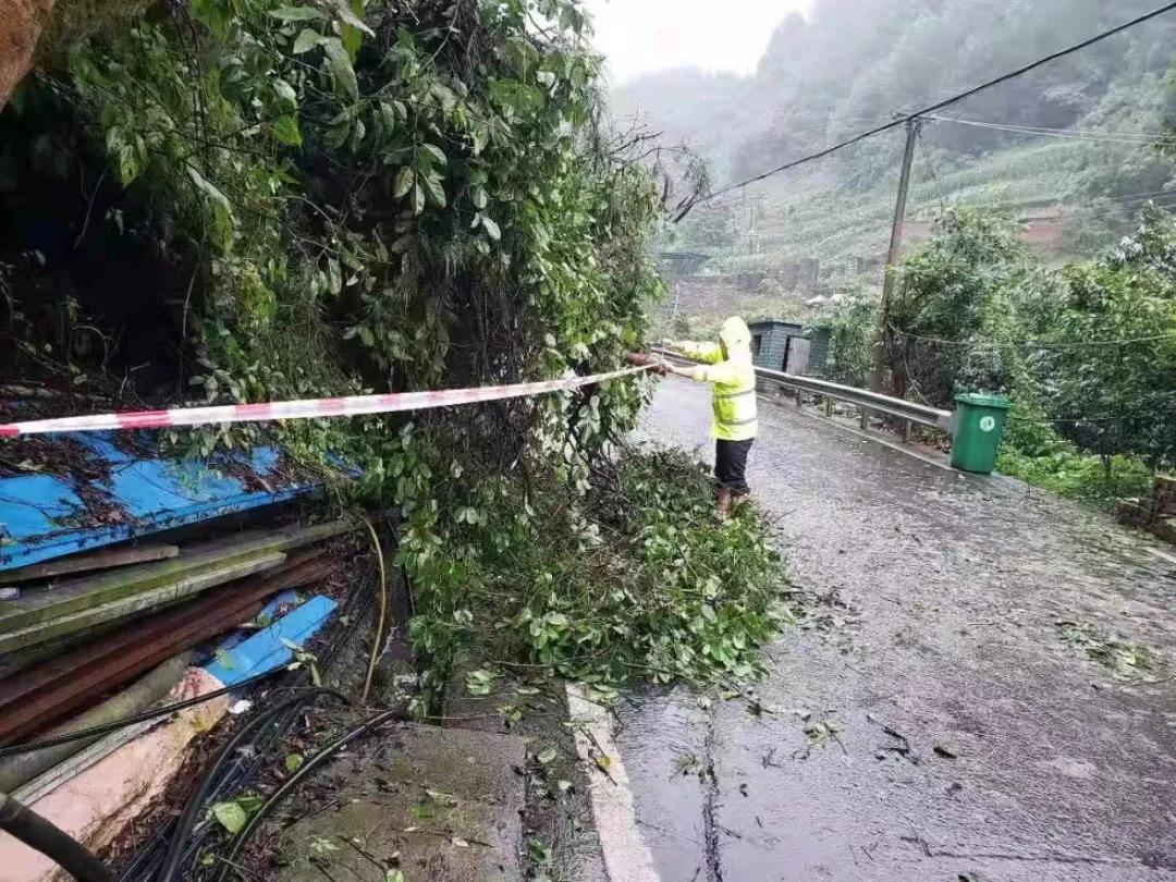 开州遭遇暴雨袭击，暴雨中你们的样子真帅！：泛亚电竞官方入口(图2)