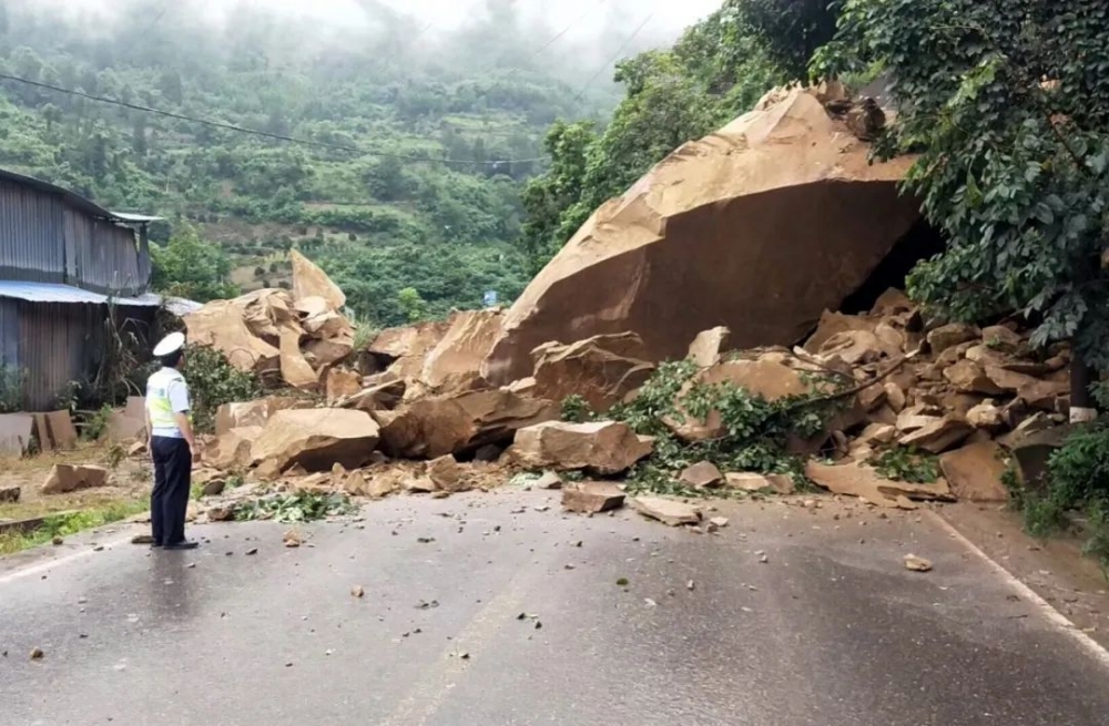 江南app官网_惊险！开州附近这条道路塌方，特大巨石滚落，无法通行……(图4)