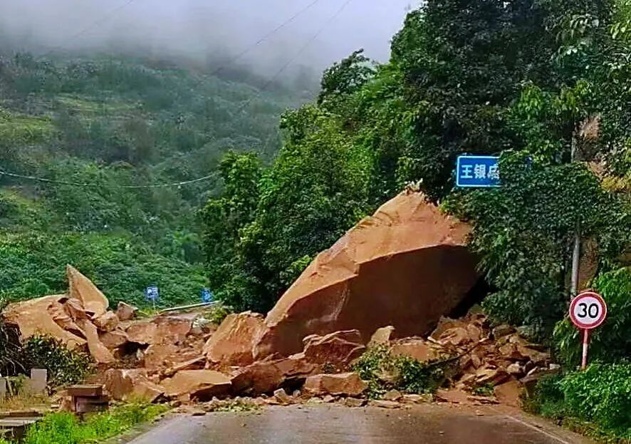 江南app官网_惊险！开州附近这条道路塌方，特大巨石滚落，无法通行……(图3)