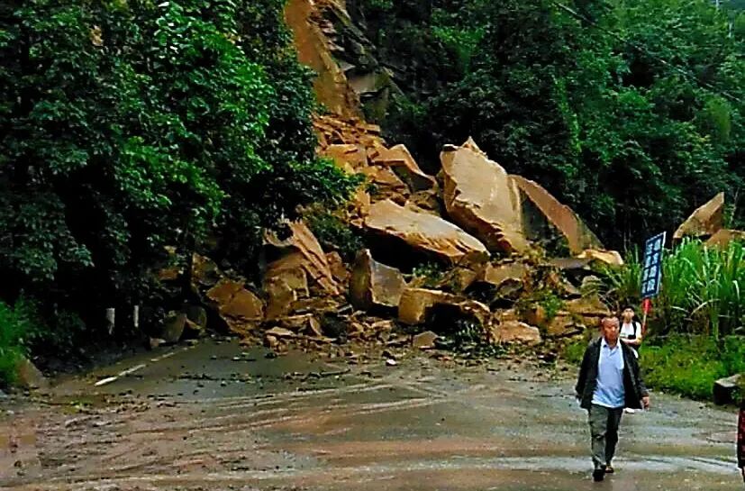 江南app官网_惊险！开州附近这条道路塌方，特大巨石滚落，无法通行……(图2)