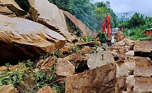 江南app官网_惊险！开州附近这条道路塌方，特大巨石滚落，无法通行……(图1)