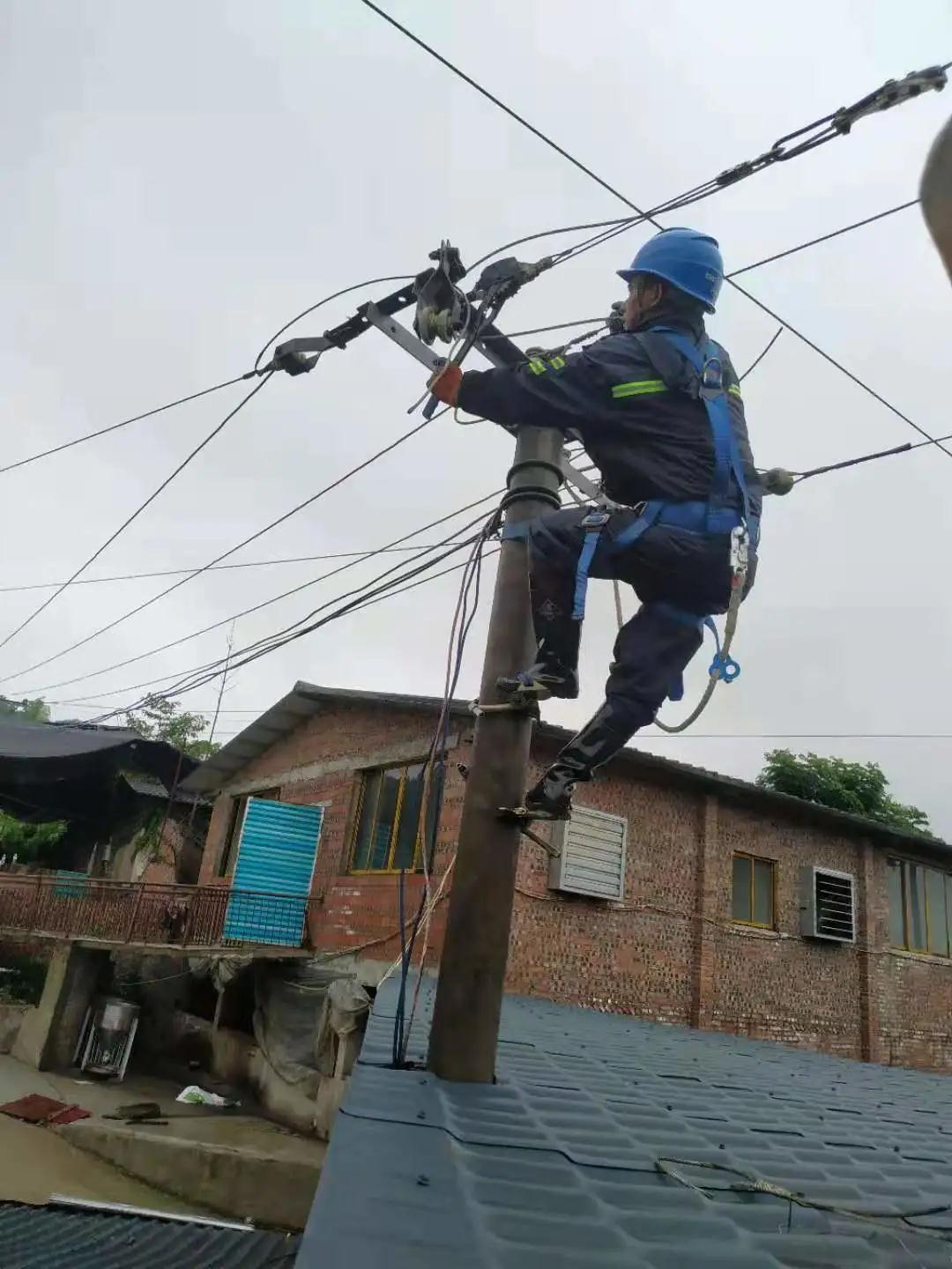 雷火电竞官方网站_暴雨致开州部分线路故障，电力工人冒雨抢修(图6)