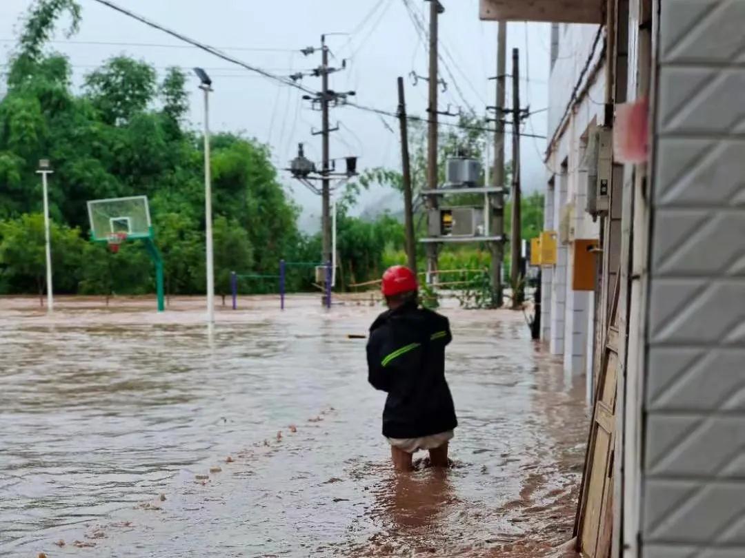 泛亚电竞官网|暴雨致开州部分线路故障，电力工人冒雨抢修(图3)