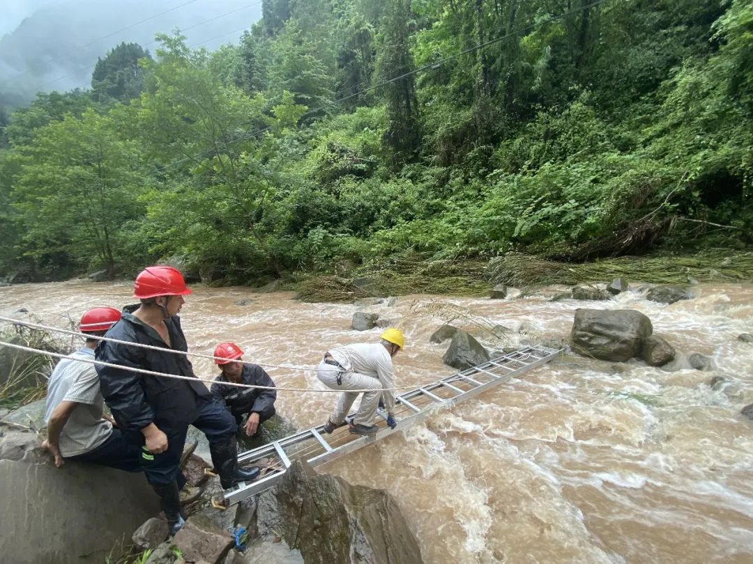 雷火电竞官方网站_暴雨致开州部分线路故障，电力工人冒雨抢修(图4)