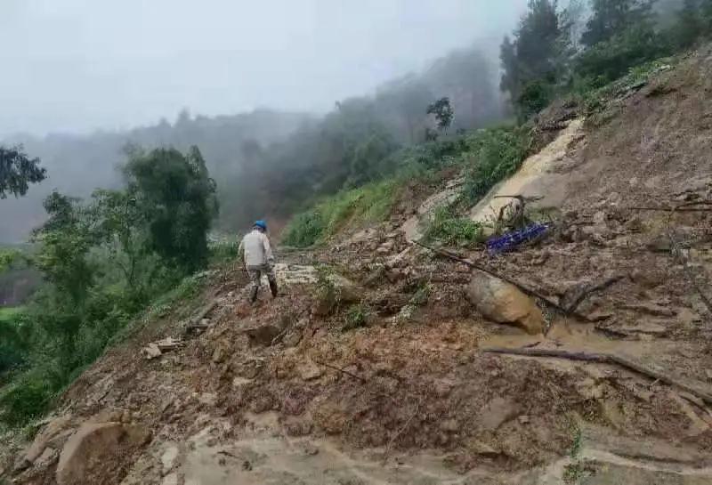 雷火电竞官方网站_暴雨致开州部分线路故障，电力工人冒雨抢修(图5)