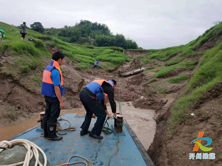 开州：老人家自用船搁浅，区港航海事中心紧急救援_泛亚电竞(图4)