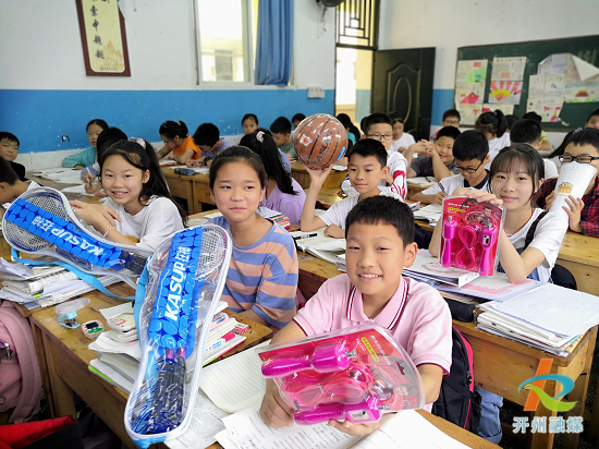 雷火电竞首页-开州这个小学，48个班的学生收到了爱心体育箱，是来自他们！(图3)