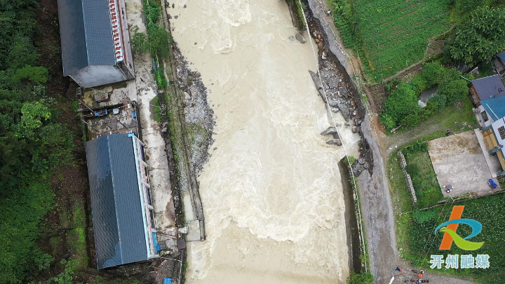 ‘半岛官方下载地址’开州受暴雨阻断的道路，预计本周内可全部恢复通车(图4)