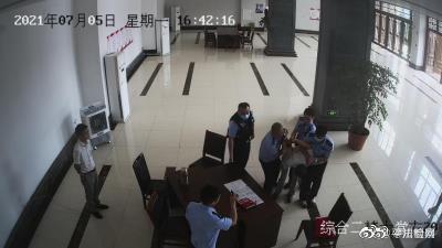 ag九游会官网登录|太嚣张！开州男子当警察面威胁法官：你喊她今晚上小心点，我今晚上还要去找她(图1)