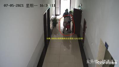 ag九游会官网登录|太嚣张！开州男子当警察面威胁法官：你喊她今晚上小心点，我今晚上还要去找她(图2)