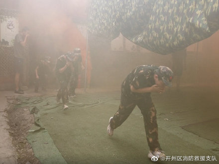 Kaiyun官方网_开州区的消防队员们帮助训练营的学生开展消