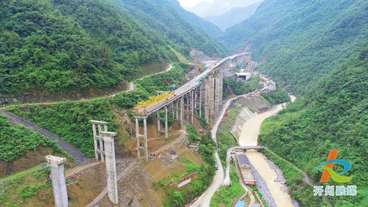 雷火电竞官方网站_城开高速雪宝山互通匝道桥第三联箱梁成功浇筑，为明年通车节点目标奠定了良好基础(图3)