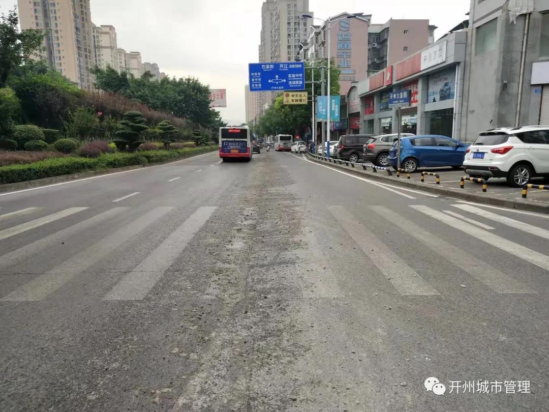 开州区城管局环卫处应急处置道路污染，保障城市道路环境-半岛官方下载地址(图2)