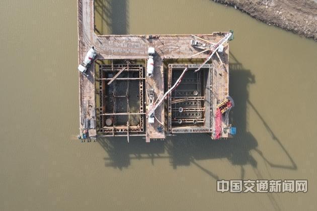 开州大桥完成水下第一次混凝土封底浇筑作业-云开·全站APPkaiyun(图1)