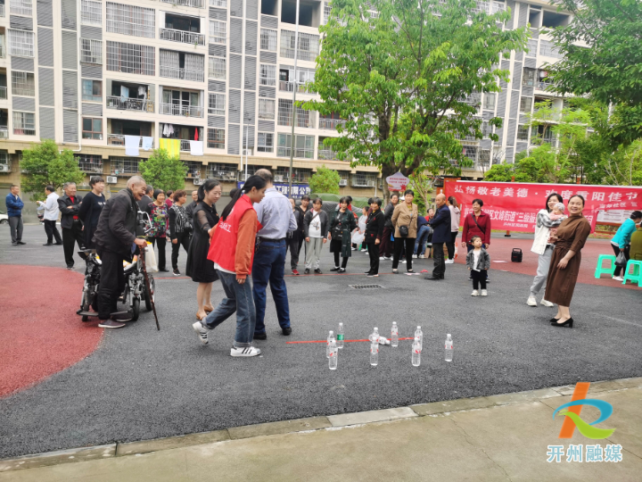 Kaiyun官方网-南郊社区的可爱的老人们通过义诊、义剪、打保龄球来欢度重阳佳节！(图4)