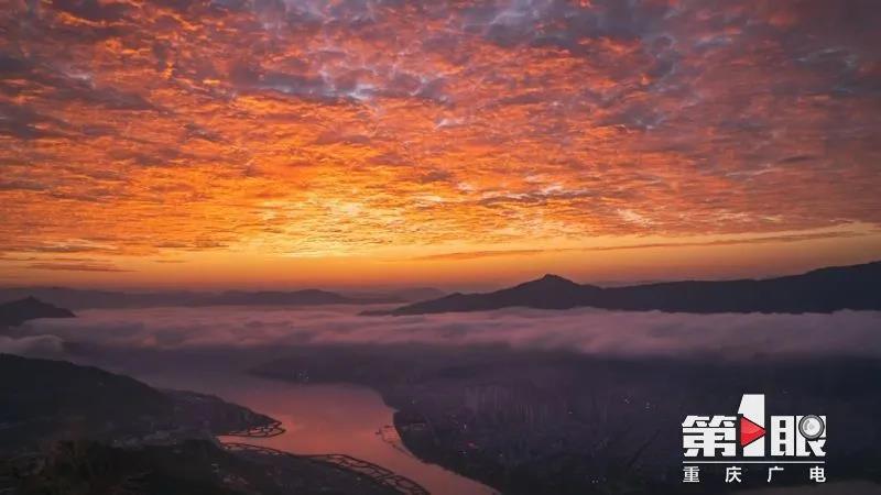 “半岛官方下载地址”朝霞、云海、夕阳！醉美开州十二辰(图2)