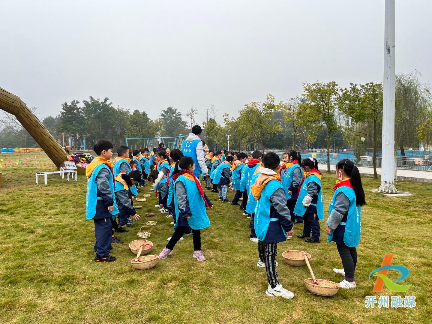 雷火电竞首页-汉丰四校的学生用做劳动、绘画等方式，来记录家乡的美！(图1)