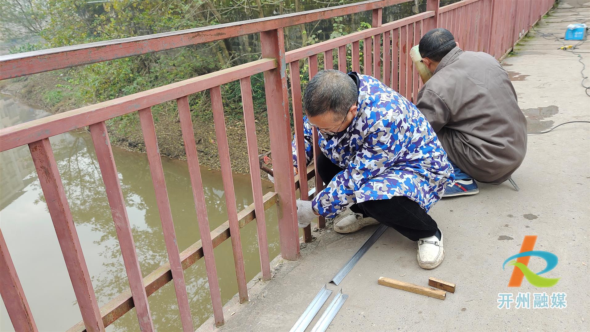 im电竞官方网站入口-岳溪镇的这座桥修缮好了，过往的村民竖起大拇指连声称赞！(图3)