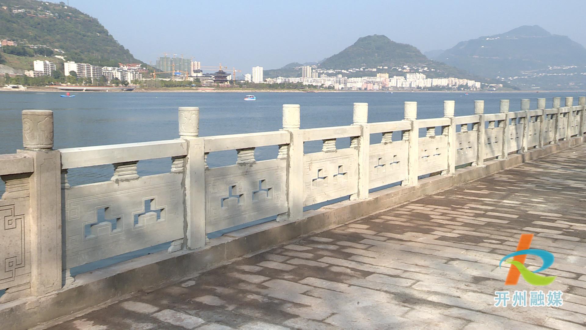 乐鱼全站网站登录首页_滨湖公园被损毁的石屏护栏、防护石柱进行了全面修复