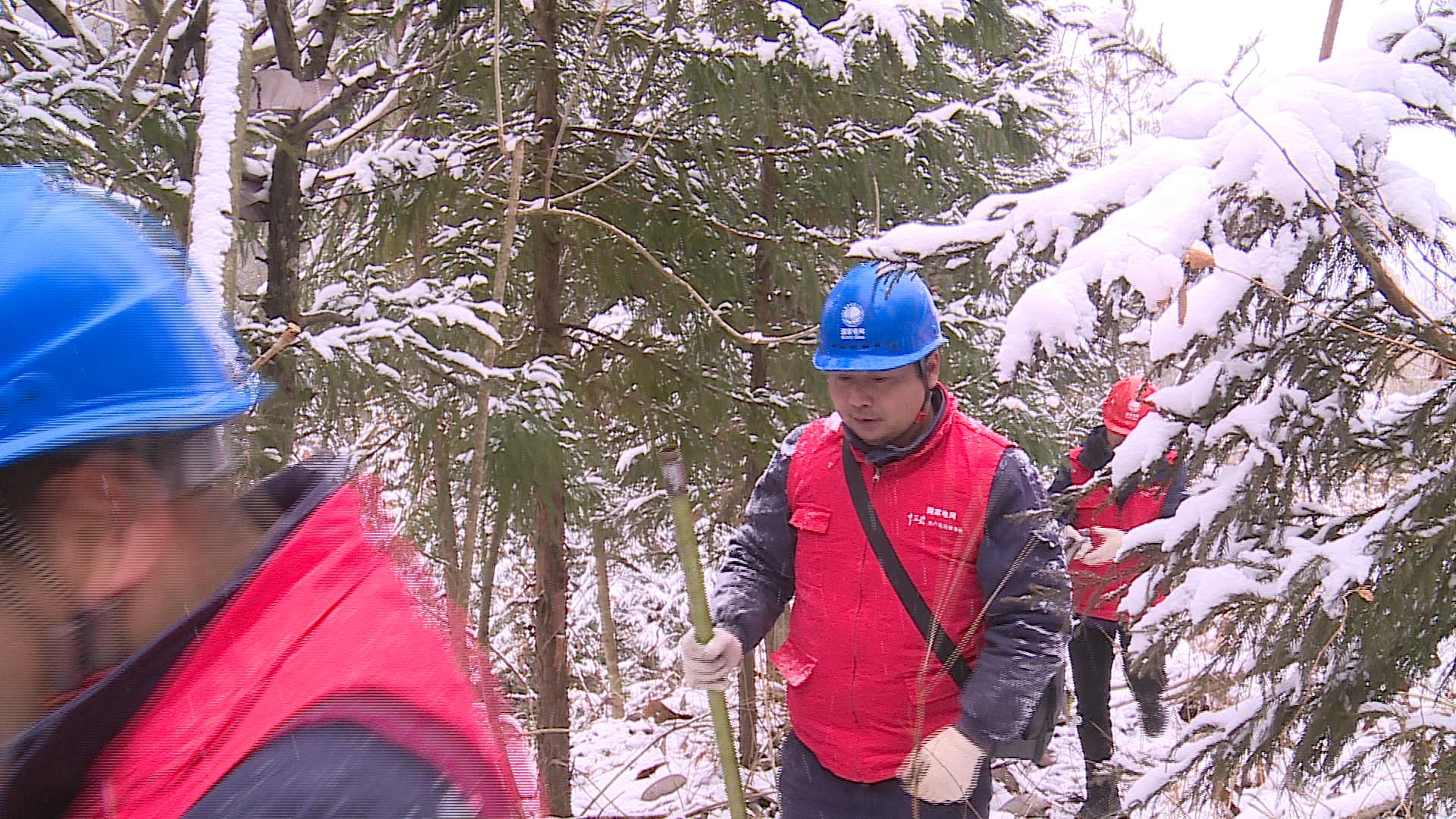 翻山越岭冒雪巡线,保证当地居民正常用电“雷火电竞官方网站”