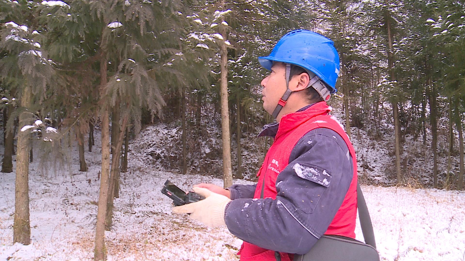 翻山越岭冒雪巡线,保证当地居民正常用电“雷火电竞官方网站”(图6)