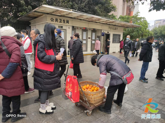 “雷火电竞官方网站”注意哦！现在在解决流动摊点占道经营、车辆不规范停放(图2)