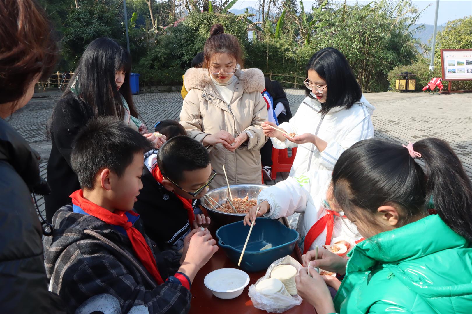 把爱带回家！大进镇妇联为孩子们送去学习生活用品和节日祝福‘雷火电竞官方网站’(图2)