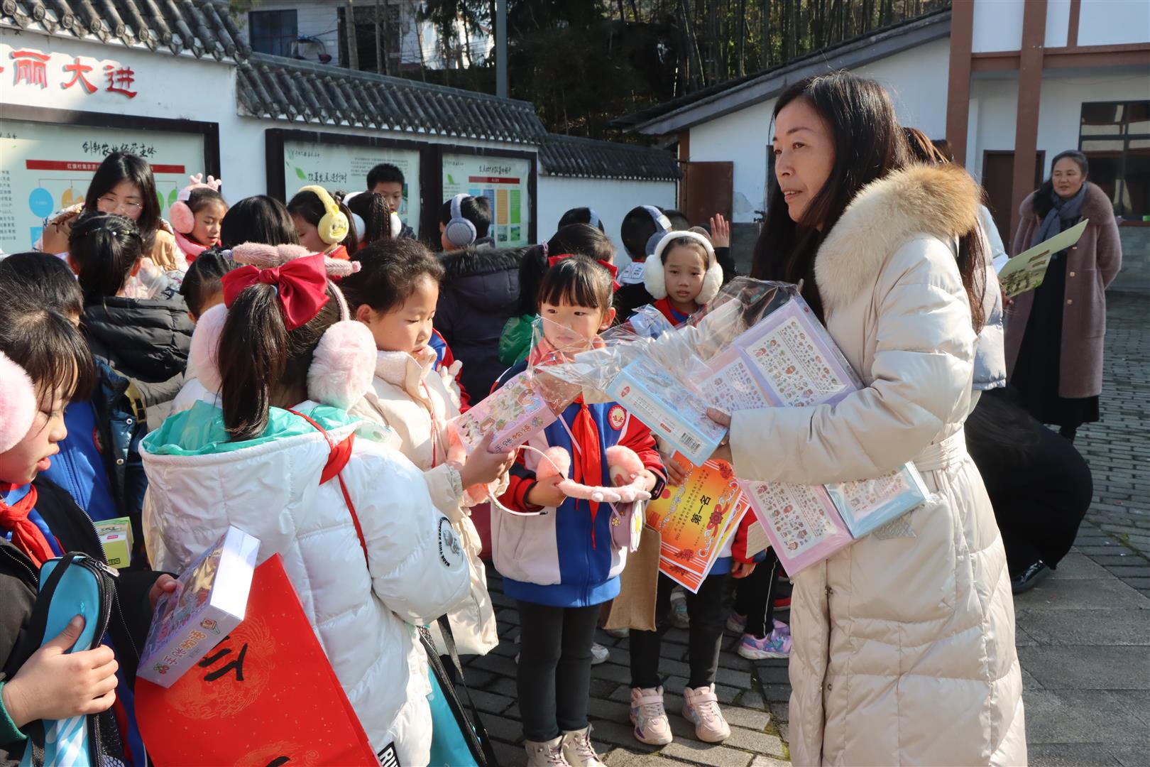 把爱带回家！大进镇妇联为孩子们送去学习生活用品和节日祝福‘雷火电竞官方网站’(图3)