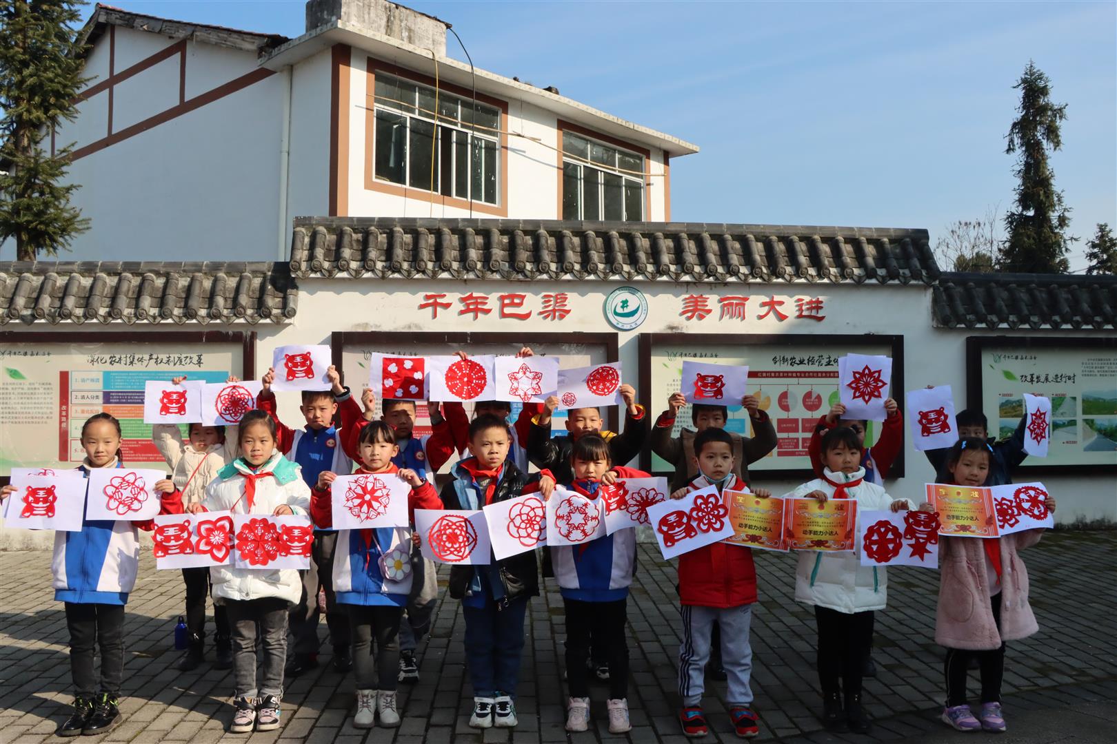 泛亚电竞|把爱带回家！大进镇妇联为孩子们送去学习生活用品和节日祝福(图5)