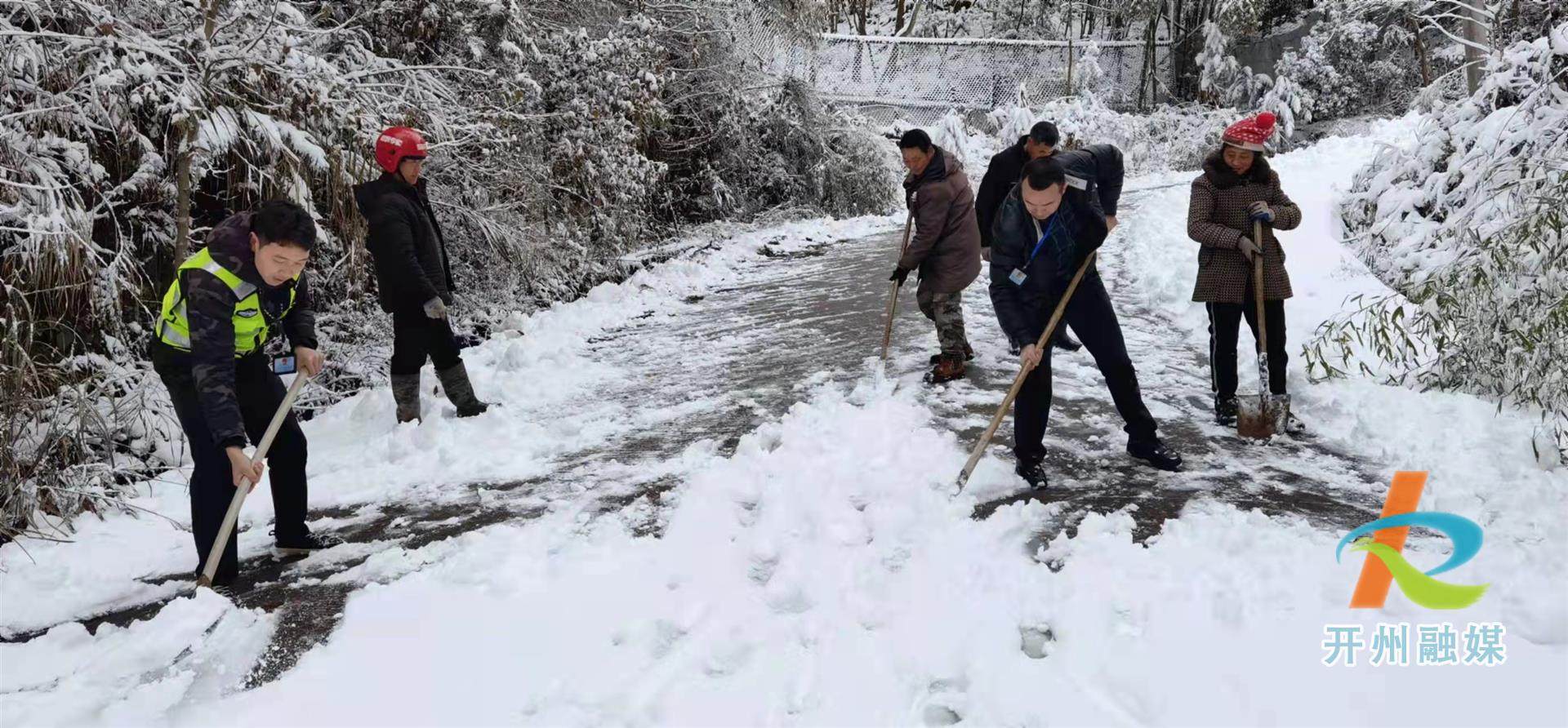 半岛官网App下载_紫水乡的道路上出现一群群可爱的人！再寒冷的天气挡不住他们扫雪的激情(图3)