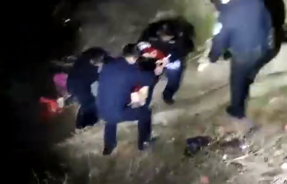 好样的！除夕夜，开州民警勇救落水女子：雷火电竞首页(图2)