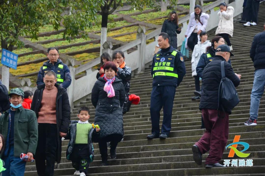 【im电竞官方网站】今天，开州数万市民齐登高望远，扶老携幼场面壮观(图12)